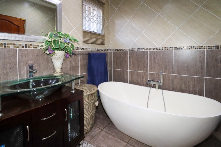 5 Bedroom Property for Sale in Wilkoppies North West